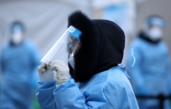 강추위 견뎌가며 선별진료소 현장 지원