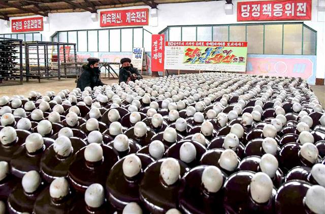 북한 노동당 기관지 노동신문은 15일 ‘80일 전투’ 목표를 달성한 생산단위들을 조명했다. 신문은 “충성의 80일 전투가 계속 힘 있게 벌어지고 있는 속에 각지 일꾼들과 노동계급이 전투목표를 연이어 완수하고 있다”라고 전했다. 사진은 경성애자공장 내부의 모습. 평양 노동신문=뉴스1