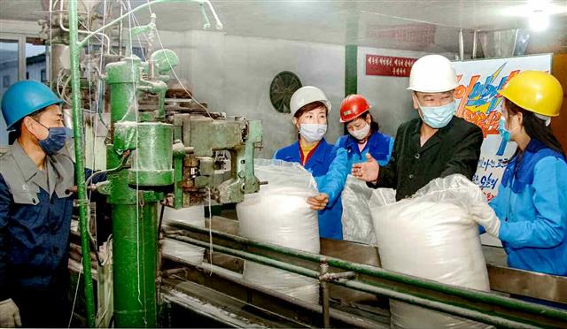 북한 노동당 기관지 노동신문은 15일 ‘80일 전투’ 분위기를 추동했다. 신문은 “80일 전투 목표를 어김없이 수행하도록 당적 지도를 심화시키자”라며 간부들의 역할과 책임을 촉구했다. 사진은 남흥청년화학연합기업소 내부 모습. 평양 노동신문=뉴스1