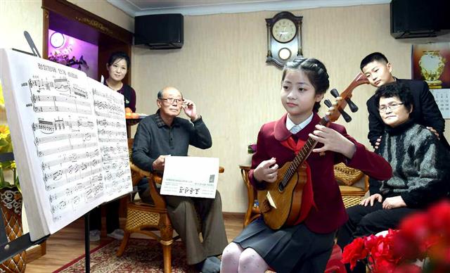 북한 노동당 기관지 노동신문은 15일 중구역 만수동 33인민반의 악기를 연주하는 여학생을 두고 “절절한 그리움 선율에 담아간다”라며 김정일 국방위원장에 대한 추모 분위기를 조성하고 나섰다. 오는 17일은 김정일 위원장의 사망 9주기다. 평양 노동신문=뉴스1