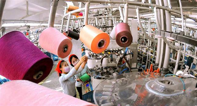 북한 노동당 기관지 노동신문은 15일 ‘80일 전투’를 독려하고 나섰다. 신문은 “80일 전투가 마감 단계에 들어서고 있다”라며 “인인 경제 모든 부문, 모든 단위에서 80일 전투를 승리적으로 결속하여야 한다”라고 강조했다. 사진은 평양양말공장 내부의 모습. 평양 노동신문=뉴스1