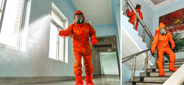 북한 노동당 기관지 노동신문은 15일 전국 각지의 신종 코로나바이러스 감염증(코로나19) 비상 방역사업 현황을 점검했다. 사진은 평양버스공장 내부를 소독하는 북한 노동자들의 모습. 평양 노동신문=뉴스1