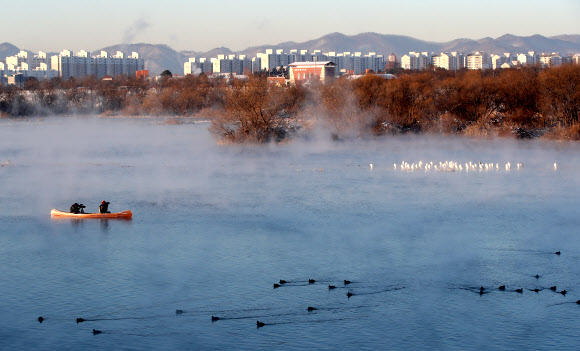 동해안을 제외한 강원 전역에 한파경보가 발효 중인 15일 오전 강원 춘천시 소양강에 물안개가 피어오르고 있다. 2020.12.15  연합뉴스