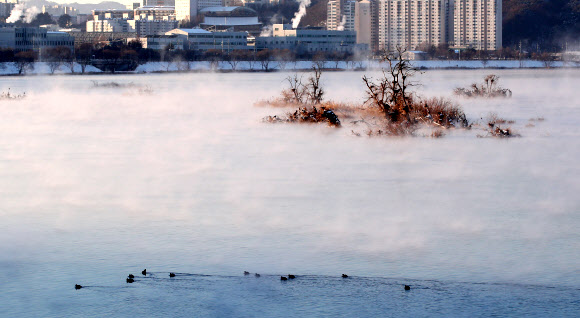 동해안을 제외한 강원 전역에 한파경보가 발효 중인 15일 오전 강원 춘천시 소양강에 물안개가 피어오르고 있다. 2020.12.15  연합뉴스
