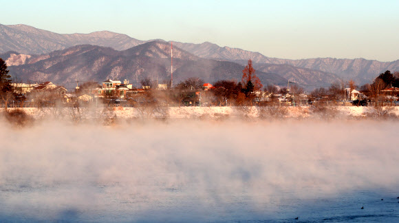 동해안을 제외한 강원 전역에 한파경보가 발효 중인 15일 오전 강원 춘천시 소양강에 물안개가 피어오르고 있다. 2020.12.15  연합뉴스