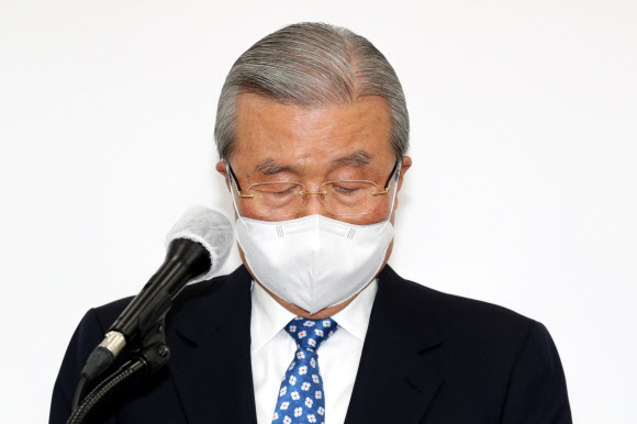 국민의힘 김종인 비상대책위원장이 15일 오전 서울 여의도 국회에서 전직 대통령 구속 관련 대국민사과와 함께 인적쇄신을 약속하고 있다. 2020.12.15 연합뉴스