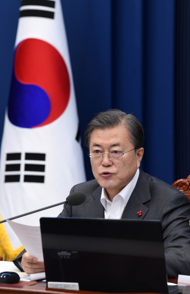문재인 대통령이 15일 오전 청와대에서 열린 영상국무회의에서 모두발언을 하고 있다. 2020. 12. 15 도준석 기자pado@seoul.co.kr
