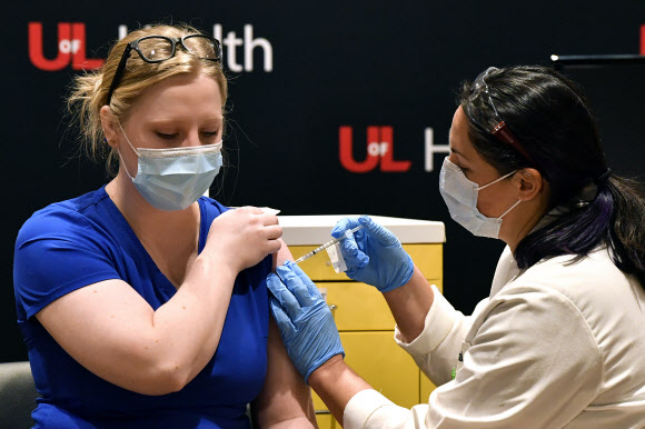 켄터키 루이빌에서 14일(현지시간) 코로나19 백신을 맞는 의료진.AP 연합뉴스