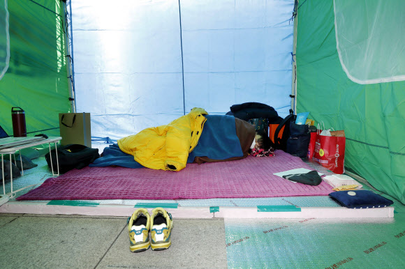정의당 강은미 원내대표가 15일 서울 여의도 국회 본관 앞에서 중대재해기업처벌법 제정을 촉구하며 5일째 단식농성을 하고 있다. 2020.12.15  연합뉴스