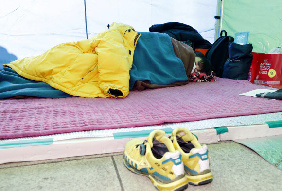 정의당 강은미 원내대표가 15일 서울 여의도 국회 본관 앞에서 중대재해기업처벌법 제정을 촉구하며 5일째 단식농성을 하고 있다. 2020.12.1 연합뉴스