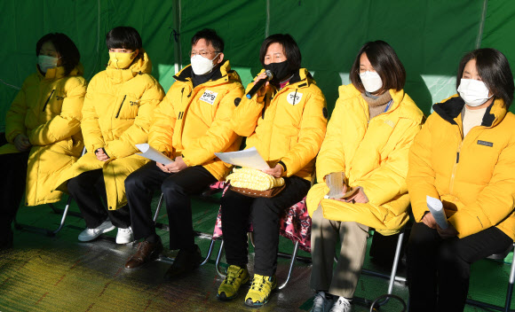 정의당 강은미 원내대표(오른쪽세번째)가 15일 오전 서울 여의도 국회 본청 앞 중대재해기업처벌법 촉구 농성장에서 열린 의원총회에서 발언하고 있다. 2020.12.15  연합뉴스