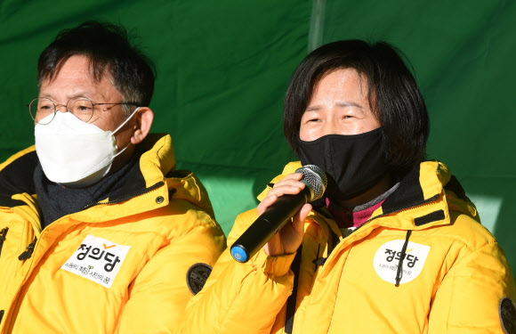 정의당 강은미 원내대표(오른쪽)가 15일 오전 서울 여의도 국회 본청 앞 중대재해기업처벌법 촉구 농성장에서 열린 의원총회에서 발언하고 있다. 왼쪽은 배진교 의원. 2020.12.15  연합뉴스