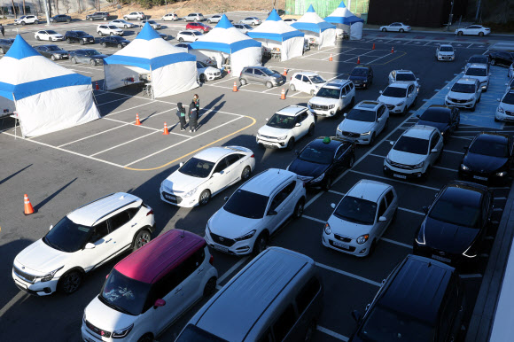 15일 오후 강원 강릉시 강릉 아레나 경기장  야외 선별 진료소가 한파에도 검사를 받기 위해 찾은 시민의 차량으로 북새통을 이루고 있다. 2020.12.15  연합뉴스