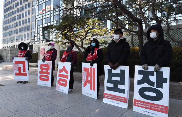16일 서울 여의도 LG트윈타워 앞에서 공공운수노조 청소노동자들이 집단해고 철회 무기한 파업 선포 기자회견을 하고 있다. 2020.12.16 오장환 기자 5zzang@seoul.co.kr