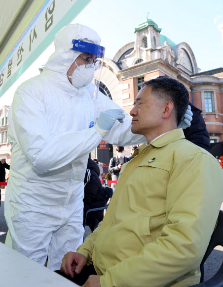 코로나19 신속 항원검사 받는 박능후 장관