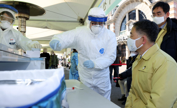 코로나19 신속 항원검사 설명 듣는 박능후 장관