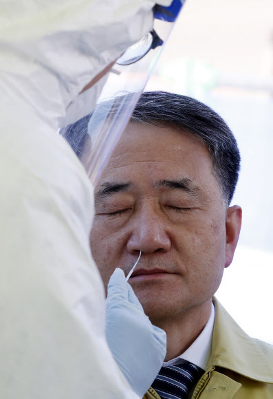 코로나19 신속 항원검사 받는 박능후 장관