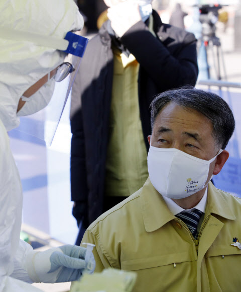 코로나19 신속 항원검사 설명 듣는 박능후 장관