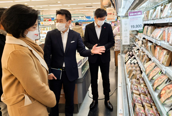 이마트 둘러보는 박영선 장관