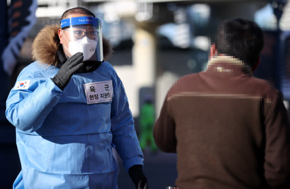 선별검사소 안내하는 수도방위사령부 장병들