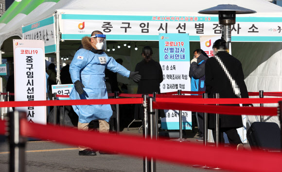 선별검사소 안내하는 수도방위사령부 장병들