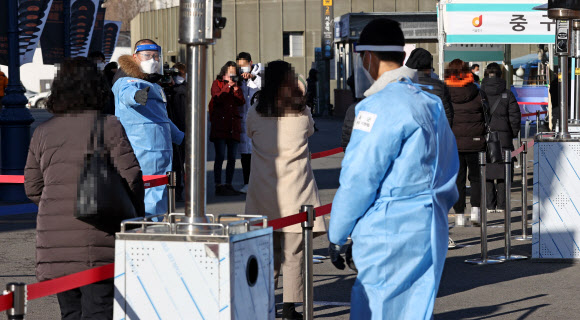 선별검사소 안내하는 수도방위사령부 장병들