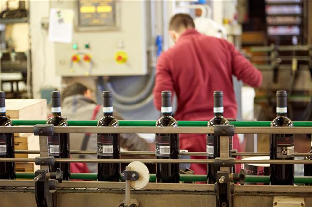 이탈리아 피에몬테의 한 와이너리에서 와인 병이 줄줄이 생산되는 모습. 요즘은 정교한 현대적 설비를 이용해 와인을 제조한다.