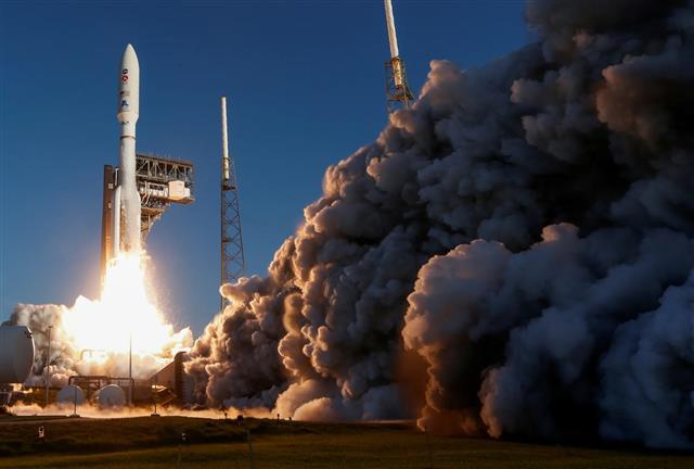 지난 7월 30일 미국 플로리다 케이프커내버럴 공군기지에서 미국의 5번째 화성탐사로봇 ‘퍼시비어런스’를 실은 아틀라스V 로켓이 발사되고 있다.  미국항공우주국(NASA)/로이터 제공