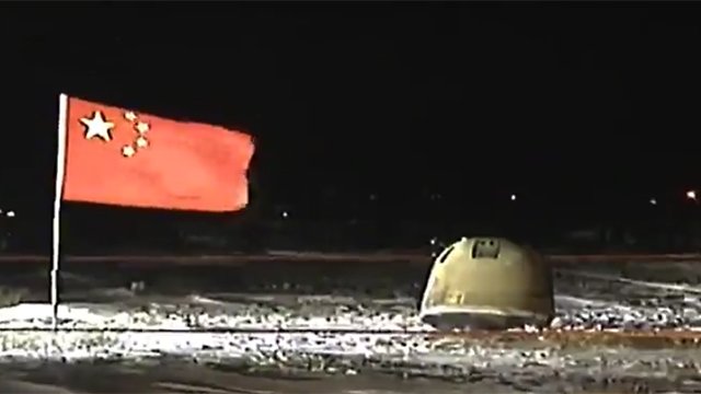 달의 돌 조각과 먼지를 수집한 중국의 무인 달 탐사선 창어 5호의 귀환 캡슐이 17일 새벽 눈 쌓인 네이멍구 쓰쩌왕(四子王) 초원에 안착해 있는데 오성홍기가 꽂혀 있다. CGTN 화면 캡처 영국 BBC 홈페이지 재인용