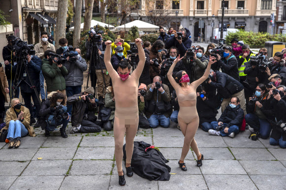 플라멩코 댄서들이 16일(현지시간) 스페인 마드리드에서 바이러스 제한에 반대하는 시위에서 스페인 전통 타블로 플라멩코 협회의 회원으로 공연하고 있다. AP 연합뉴스