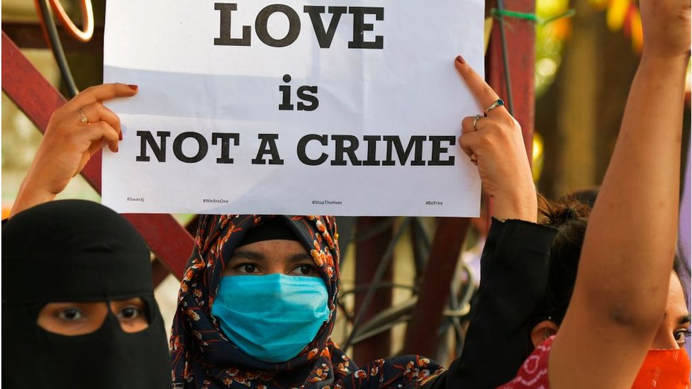 ‘사랑은 범죄가 아니다’는 팻말을 들고 시위를 벌이는 인도 여성들. AFP 자료사진 