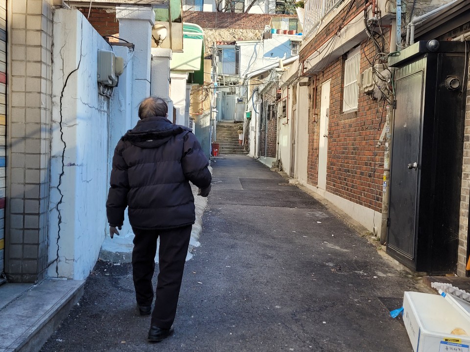 동자희망나눔센터에서 걸어서 5분 정도 떨어진 곳에 이승언 씨의 집이 있었다. 이씨가 집을 향해 걷고 있는 모습.  최영권 기자 story@seoul.co.kr