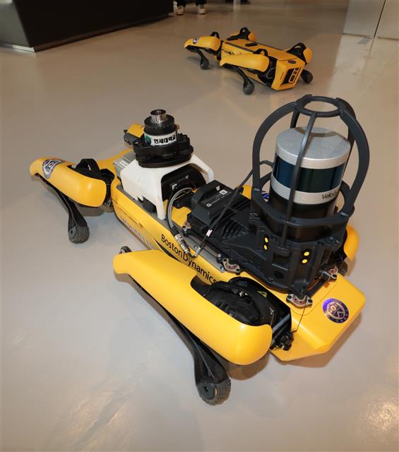 현대자동차그룹이 ‘로봇개’로 유명한 미국의 세계적인 로봇 제조 기업 ‘보스턴 다이내믹스’ 인수를 결정했다. 지난 16일 서울 현대모터스튜디오 고양에서 관계자들이 4족 보행 로봇 개 ‘스폿(spot)’의 시연을 하고 있다. 2020.12.18 뉴스1