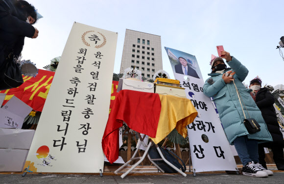 18일 오전 서울 서초구 대검찰청 앞에 윤석열 검찰총장 환갑을 맞이해 지지자들이 가져다놓은 생일 축하 케이크와 떡이 놓여 있다. 2020.12.18  연합뉴스