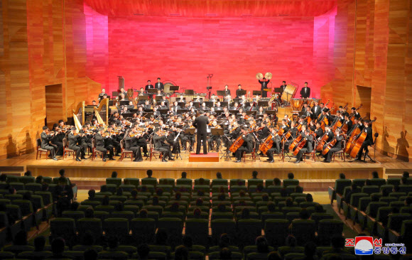 김정일 국방위원장의 사망 9주기를 맞아 국립교향악단 회고음악회가 모란봉극장에서 진행됐다고 조선중앙통신이 18일 밝혔다. 2020.12.18 평양 조선중앙통신=연합뉴스