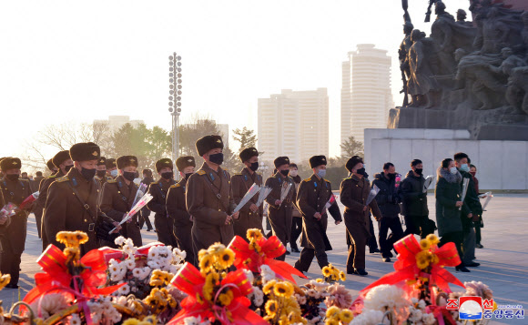 김정일 국방위원장의 사망 9주기를 맞아 북한 주민들이 평양 만수대 언덕의 김일성·김정일 동상에 헌화했다고 조선중앙통신이 18일 밝혔다. 2020.12.18 평양 조선중앙통신=연합뉴스