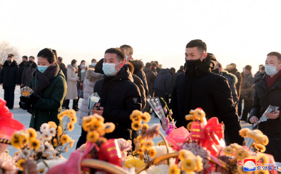 김정일 국방위원장의 사망 9주기를 맞아 북한 주민들이 평양 만수대 언덕의 김일성·김정일 동상에 헌화했다고 조선중앙통신이 18일 밝혔다. 2020.12.18 평양 조선중앙통신=연합뉴스