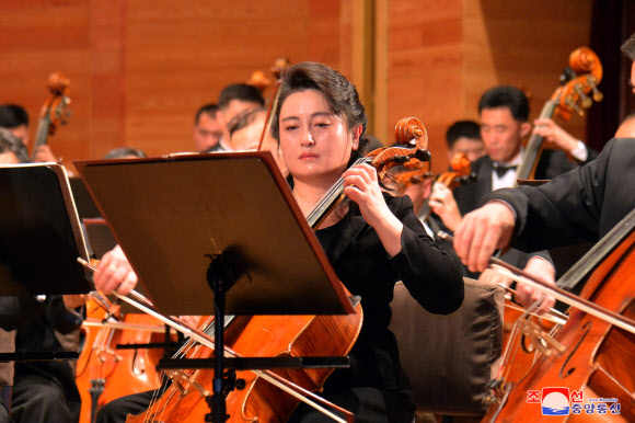 김정일 국방위원장의 사망 9주기를 맞아 국립교향악단 회고음악회가 모란봉극장에서 진행됐다고 조선중앙통신이 18일 밝혔다. 2020.12.18 평양 조선중앙통신=연합뉴스