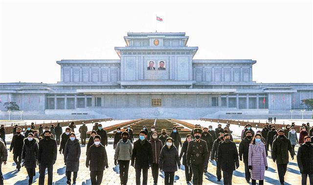 북한 노동당 기관지 노동신문은 18일 김정은 국무위원장의 아버지인 김정일 국방위원장의 사망 9주기를 즈음해 금수산태양궁전 광장을 찾은 북한 주민들의 모습을 공개했다. 금수산태양궁전은 김일성·김정일의 시신이 보관된 곳이다. 주민들은 신종 코로나바이러스 감염증(코로나19) 방역 여파로 모두 마스크를 착용하고 있다.  평양 노동신문=뉴스1