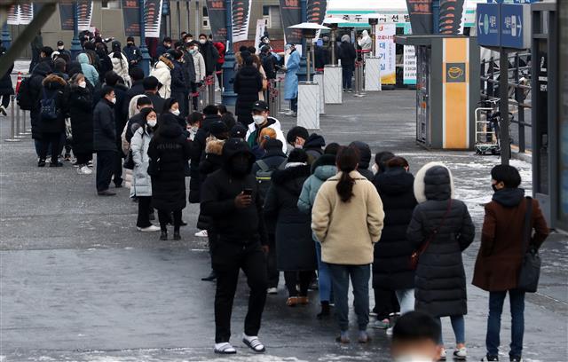 사흘간 일일 신규 확진자 1000명대…임시 선별진료소 긴 줄