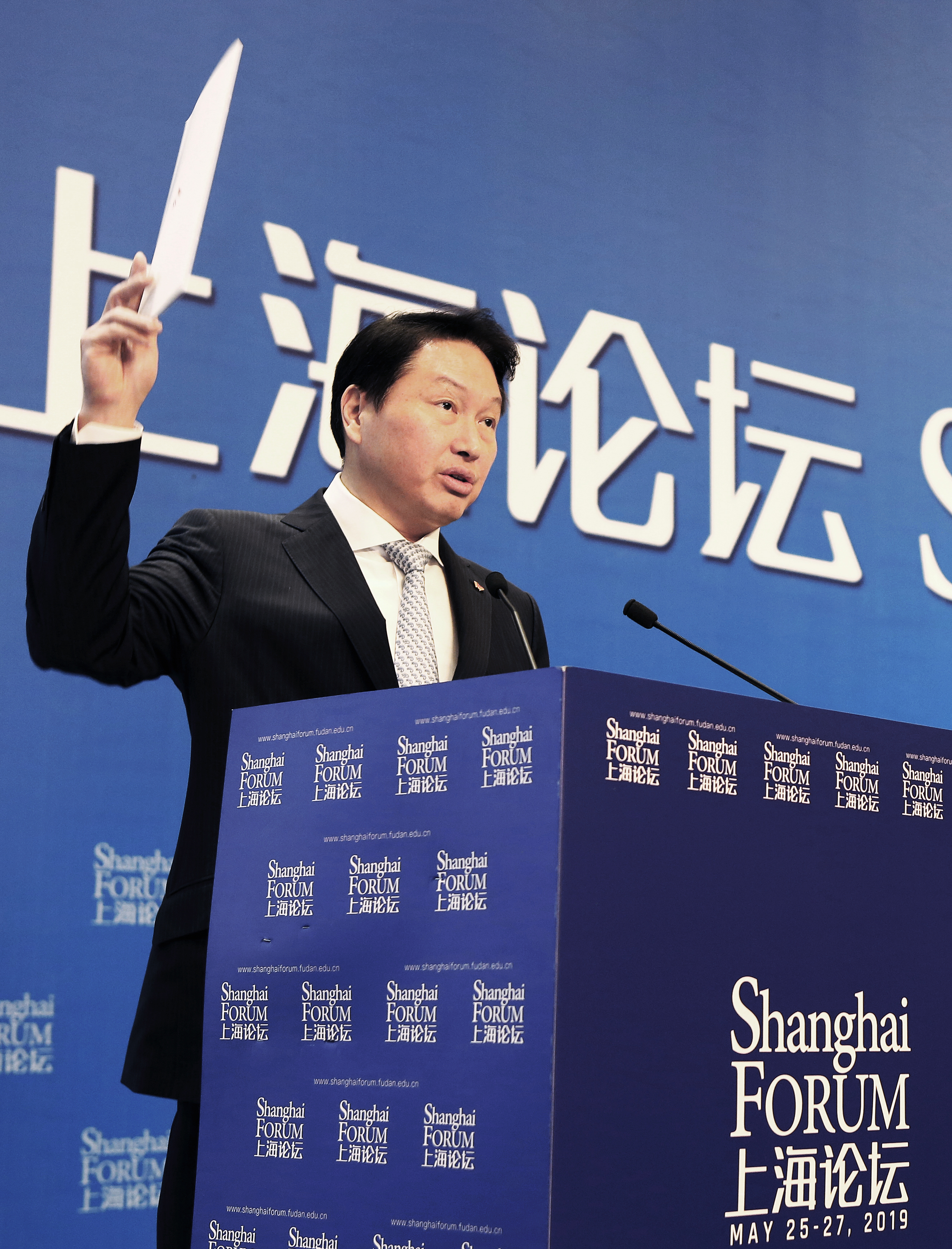 최태원 SK 회장이 지난해 5월 중국 상하이국제컨벤션센터에서 열린 ‘상하이 포럼 2019’에서 개막 연설을 하고 있다. 올해 행사는 코로나19 재확산으로 온라인으로 진행됐다. SK 제공
