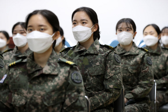 18일 충남지역 생활치료센터에서 코로나19 추가 확산을 차단하기 위한 범정부적 대응 지원대책에 따라 투입된 국군간호사관학교 3학년 생도들이 감염관리 교육을 받고 있다. 2020.12.18  국방부 제공