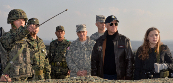 조 바이든 미국 대통령 당선인이 부통령으로 재임했던 2013년 12월 7일 판문점 인근 오울렛 초소(GP)를 방문해 공동경비구역(JSA) 경비대대 소대장으로부터 비무장지대(DMZ) 경계태세에 대해 브리핑을 받고 있다. 서울신문DB