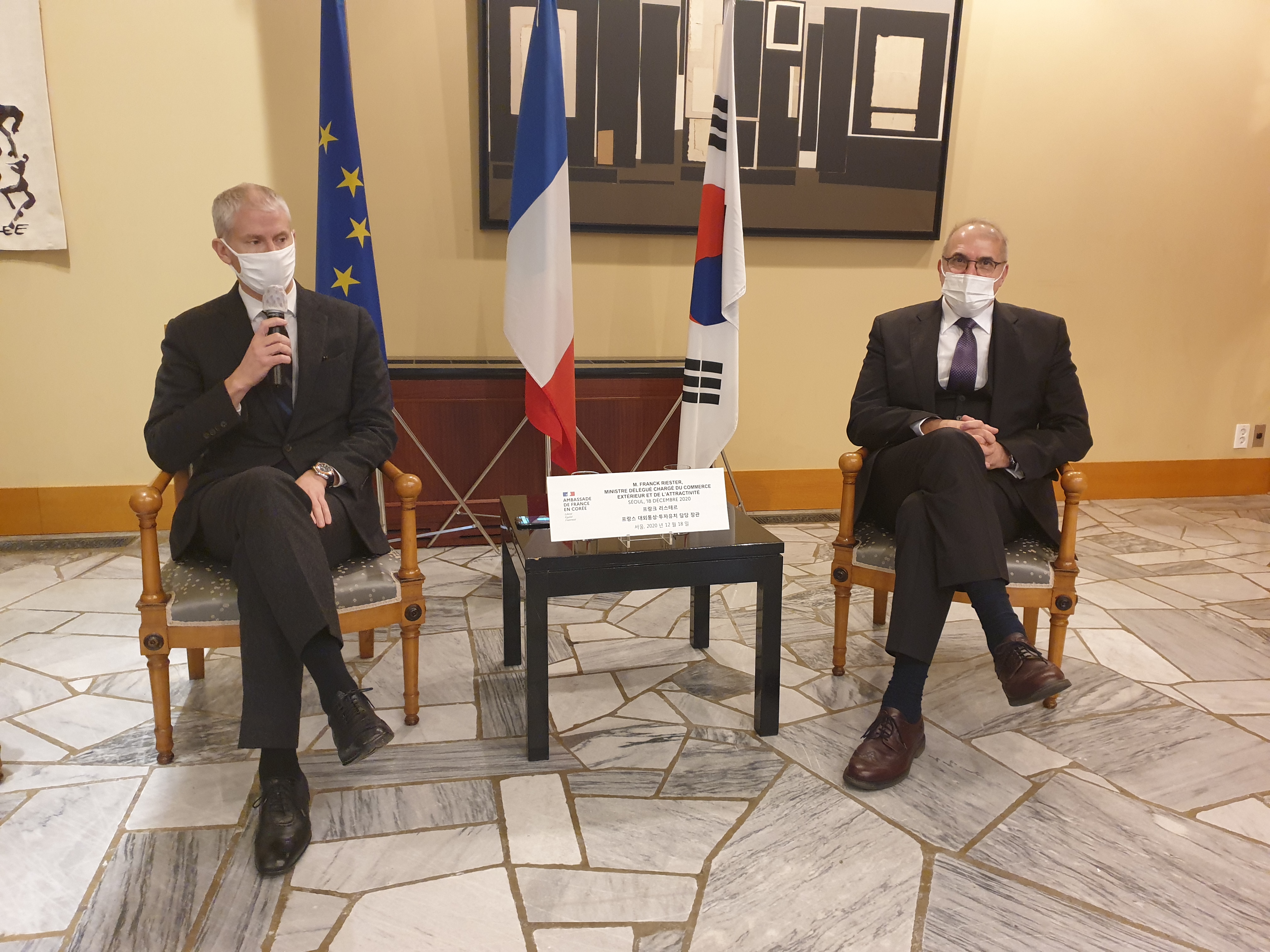 발언중인 프랑크 리스테르(왼쪽) 프랑스 통상장관