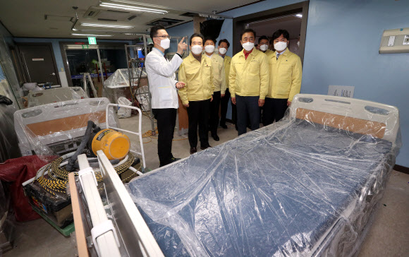 코로나19 병상 확보, 점검하는 정세균 총리