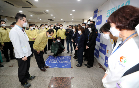 의료진에게 정중히 인사하는 정세균 총리