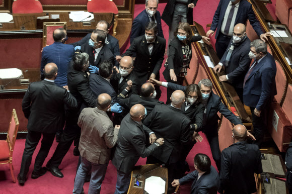 법안 처리 놓고 충돌 일보 직전까지 간 이탈리아 의원들