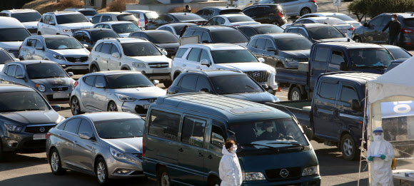 혼잡한 동해 드라이브 스루 선별진료소