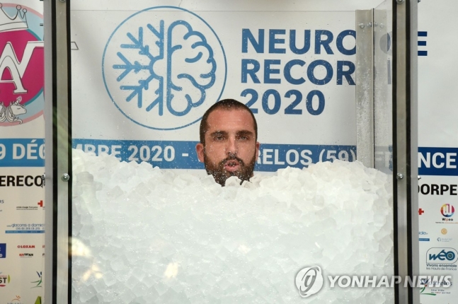 프랑스 남성 로맹 방덩도르프가 프랑스 북부 지역 우아트를로에서 얼음이 가득 찬 통에 몸을 담그고 오래 버티기에 도전하고 있다/AFP=연합