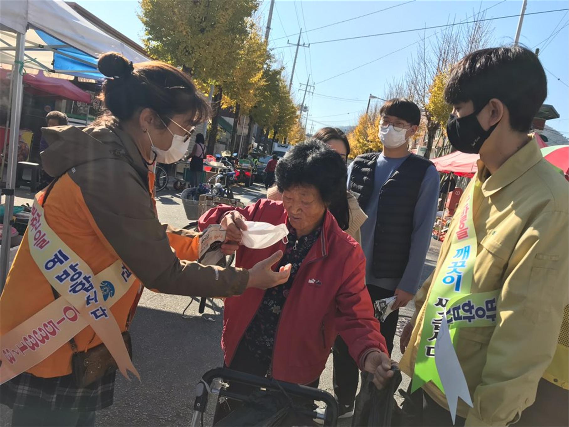 순창군 공무원들이 주민드을 대상으로 코로나 19 예방활동을 벌이는있는 모습(순창군청 제공)